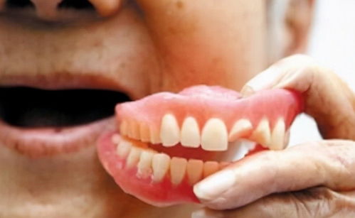 老年人牙床萎缩，戴活动假牙不舒适怎么办？