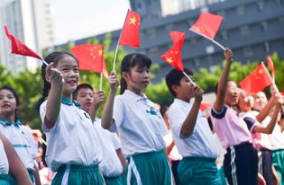 本周五晚上6点到8点学校操场举行唱歌翻译英语