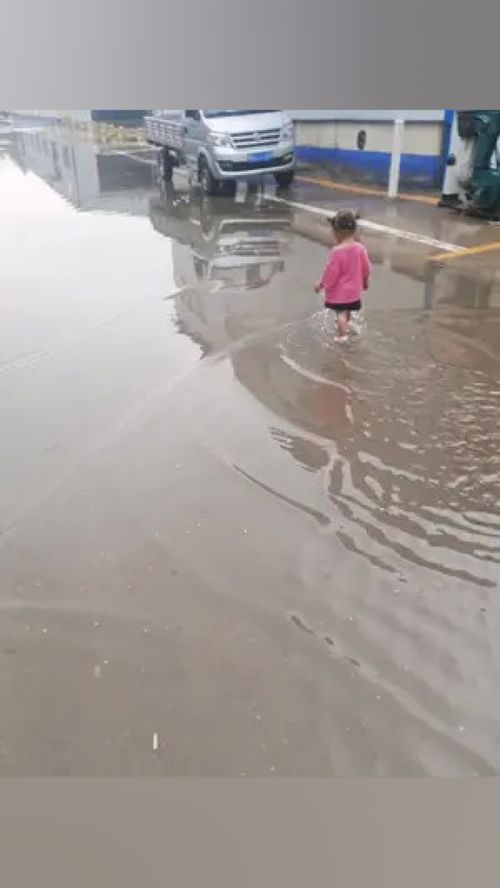 小朋友下雨天踩水文案