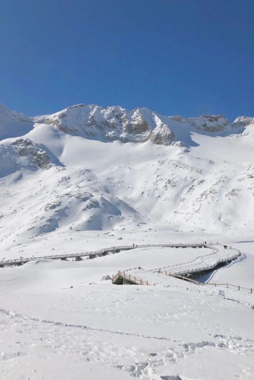 想3月初去峨眉山玩，请问下那里在下雪吗？能不能堆起来？谢谢大神